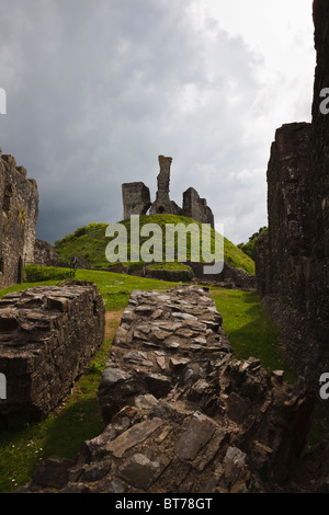 Die dramatische Ruinen von Okehampton Castle, Dartmoor, Devon, England. Stockfoto