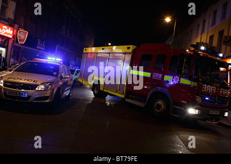 Polizeiauto und Feuerwehrauto bei einem Vorfall in london Stockfoto