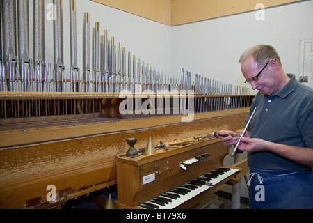 Lawrence, Kansas - macht ein Arbeitnehmer Teile für eine Orgel der Firma Reuter Orgel. Stockfoto