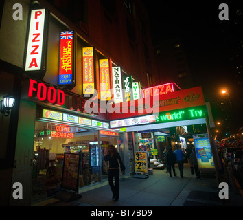 Ein Foodcourt mit einer Vielzahl von Fast-Food in Midtown Manhattan in New York Stockfoto