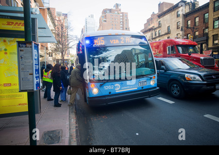 Pendler an Bord ein Select Bus Service Bus auf Second Avenue in Midtown in New York Stockfoto