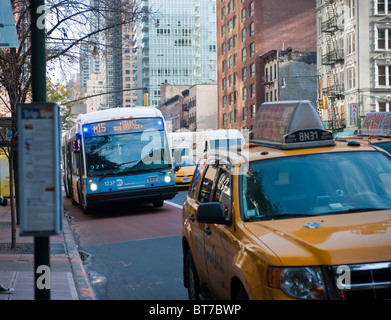 Wählen Sie Bus Service Bus auf Second Avenue in Midtown in New York Stockfoto