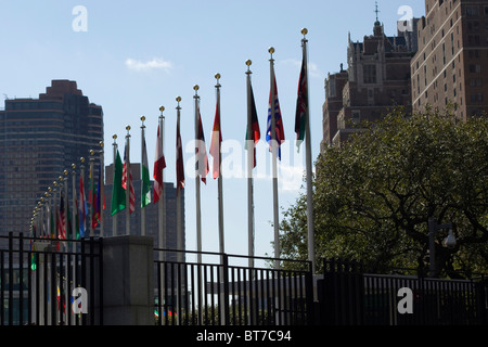 Außerhalb der Vereinten Nationen Building 1St Ave New York City USA Flaggen Stockfoto