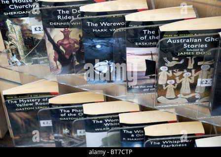 Klassischen Horror-Romane in einem Shop-Schaufenster Stockfoto