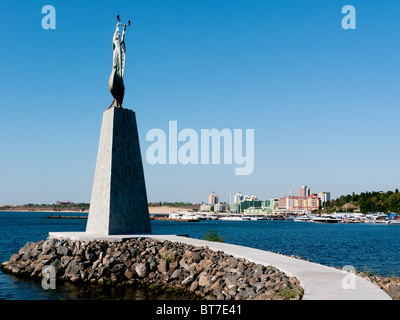 Statue des Hl. Nikolaus in Nessebar Bay und Hafen, Bulgarien, Schwarzes Meer. Stockfoto