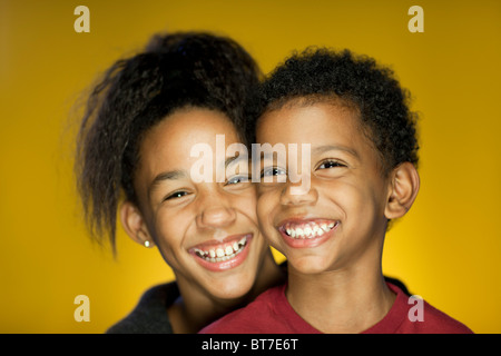 Porträt von Bruder und Schwester Smiling und Spaß Stockfoto