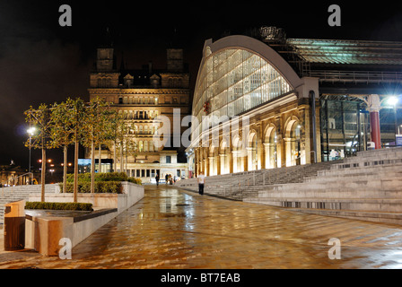 Die neu entwickelte Plateau vor der Klasse II aufgeführten Gebäude von Lime Street Railway Station - das Tor nach Liverpool. Stockfoto