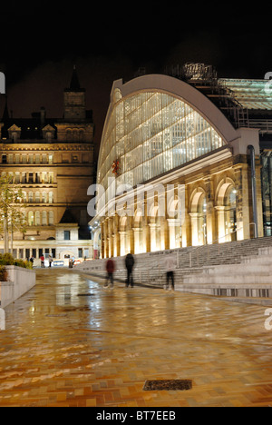 Die neu entwickelte Plateau vor der Klasse II aufgeführten Gebäude von Lime Street Railway Station - das Tor nach Liverpool. Stockfoto