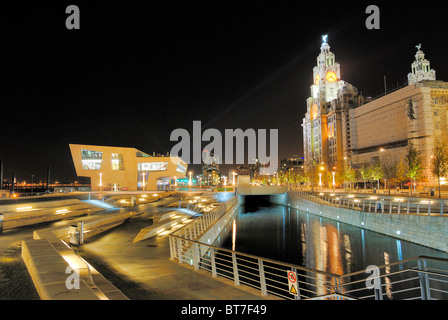 Die neuen Mersey ferries Terminal, Leeds-Liverpool-Kanal Erweiterung und das Royal Liver Building am Molenkopf, Liverpool waterfront Stockfoto