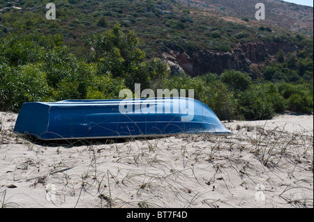 Alte blaues Boot eingeschaltet bis Patara-Strand in der Nähe von Kalkan in der Türkei Stockfoto