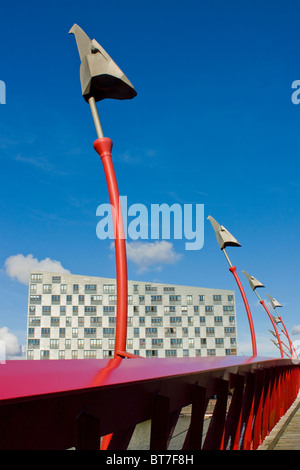 Moderne Architektur. Roten Stahlbrücke in Amsterdam Eastern Docklands, Sfinx Gebäude im Hintergrund von Frits van Dongen Stockfoto