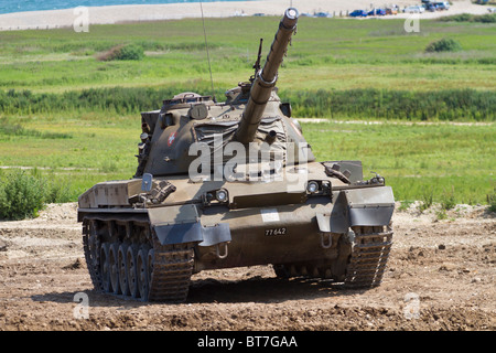 61 Panzer Kampfpanzer mit Schweizer Kreuz auf dem Display an der Muckleburgh Military Museum, Norfolk, England, UK. Stockfoto