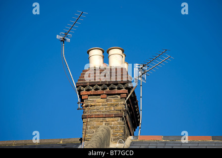 drei TV-Antennen auf einem 19. Jahrhundert Schornstein Stockfoto