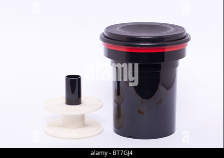 Eine Nahaufnahme Foto der Entwicklerdose für die Entwicklung von 35mm oder 120 Filmen vor einem weißen Hintergrund Stockfoto