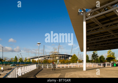 Die Stadt Manchester Stadion aus dem Asda Supermarkt Eingang, Eastlands, Manchester, England, Großbritannien Stockfoto