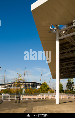 Die Stadt Manchester Stadion aus dem Asda Supermarkt Eingang, Eastlands, Manchester, England, Großbritannien Stockfoto