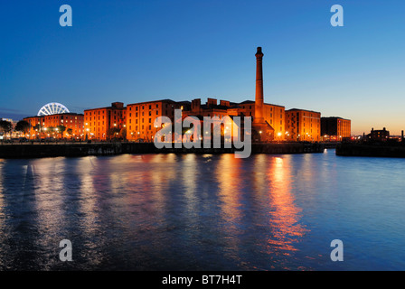 Die Gebäude der sanierten Albert Dock in Liverpool über Canning Dock gesehen komplex. Stockfoto