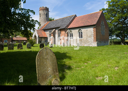 Der Rundturm Pfarrkirche St. Peter und St. Paul in Sustead Dorf, Norfolk, England, UK. Frühe sächsische Herkunft. Stockfoto