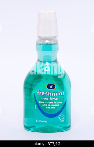 Eine Nahaufnahme Foto einer Flasche Coop Freshmint Mundwasser für frischen Atem vor einem weißen Hintergrund Stockfoto