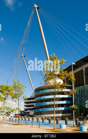 Spirale Zugangsrampen und Tragbalken und Kabel an der City of Manchester Stadium, Manchester, England, UK Stockfoto