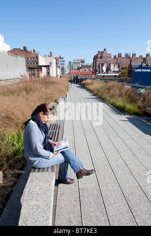 Die High Line erhöht angelegten öffentlichen Gehweg gebaut auf alte Eisenbahnviadukt in Chelsea-Viertel von Manhattan in New York City Stockfoto