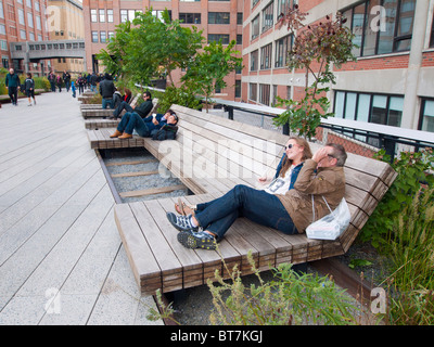 Die High Line erhöht angelegten öffentlichen Gehweg gebaut auf alte Eisenbahnviadukt in Chelsea-Viertel von Manhattan in New York City Stockfoto