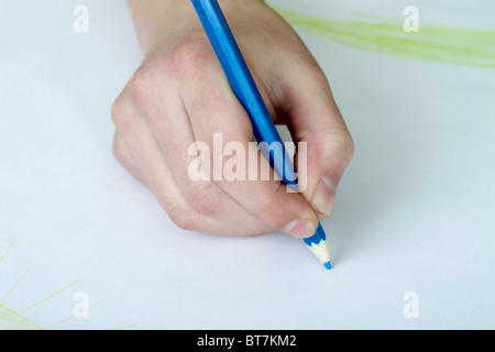 Hand, die einen Farbe dunkel blau Bleistift Stockfoto