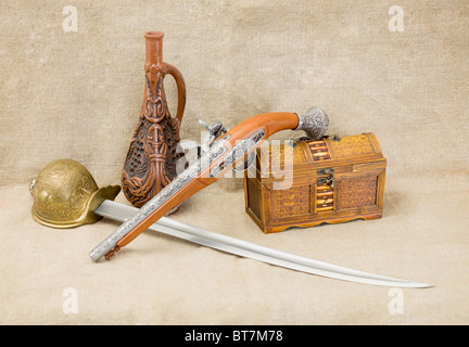 Stilleben mit Flasche, Rapier, Schwert, Pistole und Brust Stockfoto