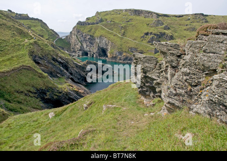 Blick über Tintagel Haven auf der Insel, nach Hause zu den Überresten der Burg ein Kloster. Stockfoto