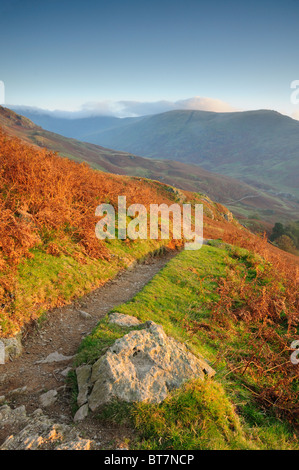 Weg entlang Nab Narbe im Herbst im englischen Lake District Stockfoto