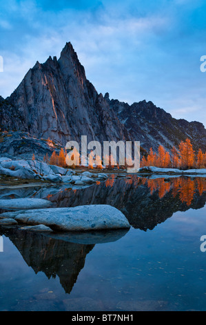 Prusik Peak, Gnome Tarn und alpiner Lärchen bei Sonnenaufgang; Die Verzauberungen, die Alpenseen Wildnis, Washington. Stockfoto