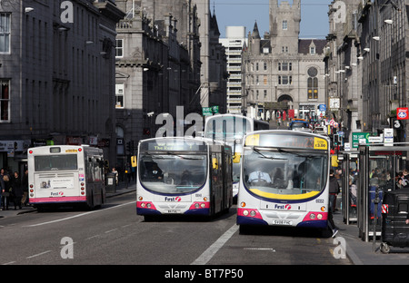 Union Street in Aberdeen, Schottland, besetzt mit Verkehr einschließlich PKW und Busse Stockfoto