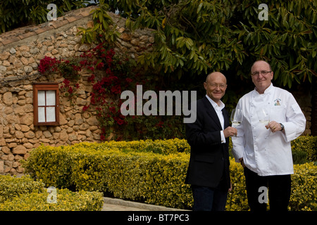 Winzer-Prof. Michael Popp, links, Peter Himbert, head Chef der Molí des Torrent Restaurant, Santa María del Camí, Mallorca Stockfoto