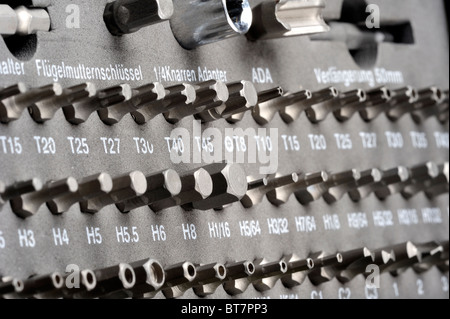 Nahaufnahme der Linien der Schraubendreher Köpfe des Arbeiters Toolbox Stockfoto