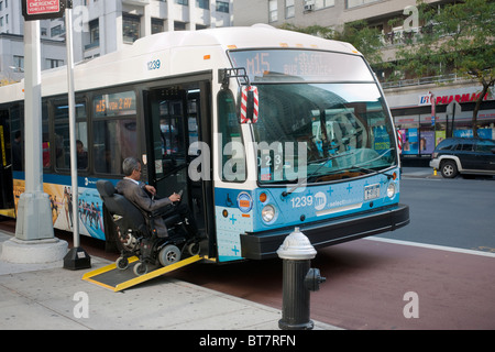 Pendler an Bord ein Select Bus Service Bus auf Second Avenue in Midtown in New York Stockfoto