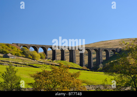 Nachbarschaftlich Gill Viadukt, Settle-Carlisle Railway. Dentdale, Yorkshire Dales National Park, Cumbria, England, Vereinigtes Königreich, Europa. Stockfoto