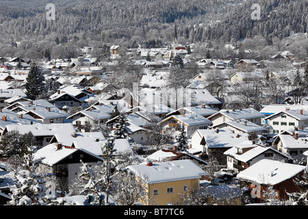 Blick über eine winterliche Garmisch-Partenkirchen, Werdenfelser Land, obere Bayern, Bayern, Deutschland, Europa Stockfoto