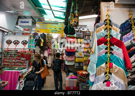 Kleidung und andere waren zum Verkauf an Stanley Market auf Hongkong Island Stockfoto