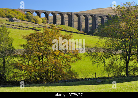 Nachbarschaftlich Gill Viadukt, Settle-Carlisle Railway. Dentdale, Yorkshire Dales National Park, Cumbria, England, Vereinigtes Königreich, Europa. Stockfoto