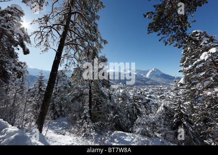 Blick über Garmisch-Partenkirchen Richtung Wettersteingebirge mit Alpspitz Berg und Berg Zugspitze, Werdenfelser Land Stockfoto