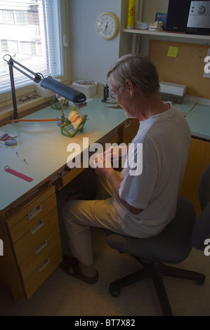 Denturist arbeiten auf ein paar Prothesen Finnland Skandinavien Nordeuropa Stockfoto