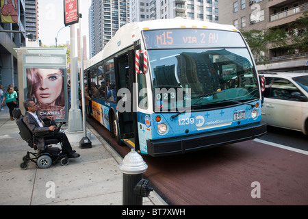 Pendler an Bord ein Select Bus Service Bus auf Second Avenue in Midtown in New York Stockfoto