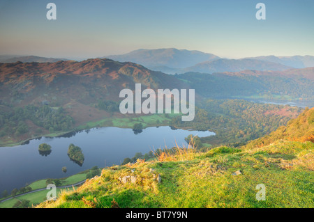 Blick vom NKV Narbe über Rydal Wasser und Loughrigg im englischen Lake District Stockfoto