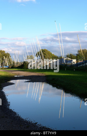 Eine Reihe von Segelbooten haulled am Ufer zur sicheren Aufbewahrung Stockfoto