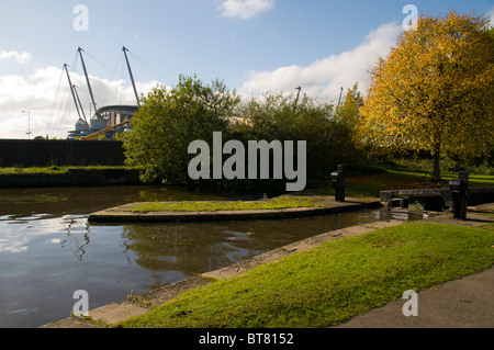 Das City of Manchester Stadium von Lock 6 auf dem Ashton Kanal bei Sportcity, Manchester, England, UK Stockfoto