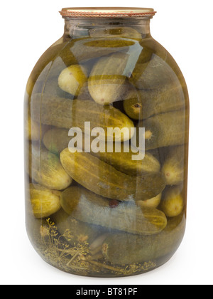 Grüne Gurken. Isoliert auf weißem Hintergrund mit Beschneidungspfad. Stockfoto