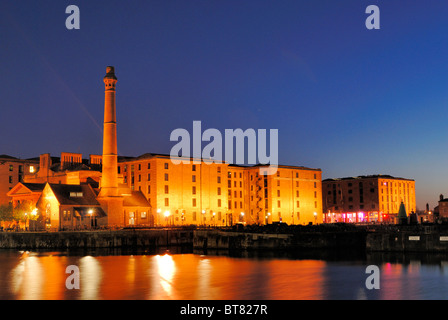 Die Gebäude der sanierten Albert Dock in Liverpool über Canning Dock gesehen komplex. Stockfoto