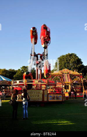 "Stuka" und "Leuchtturm Slip" reitet, Fuhrleute Steam Fair, Englefield Green, Surrey, England, Vereinigtes Königreich Stockfoto