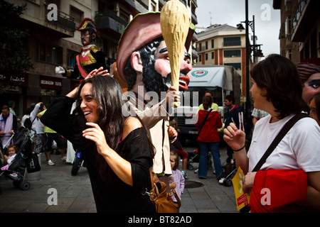 22. September 2010 trifft Mann in Cabezudo Kostüm spielen Passanten während San Mateo Festival, Logroño, La Rioja, Spanien Stockfoto