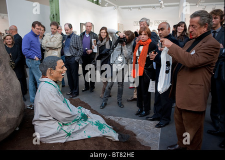 Paris, Frankreich, Ausstellung zeitgenössischer Kunst, große Gruppe Menschen suchen Museum, Performance Art Show, Mitchell, Innes & Nash Gallery, New York, FIAC Arts Trade Show, schöne Kunst, Fotogalerie mit Telefonen, Inneneinrichtung des Grand Palais, Stadtrundgang in Gruppen Stockfoto